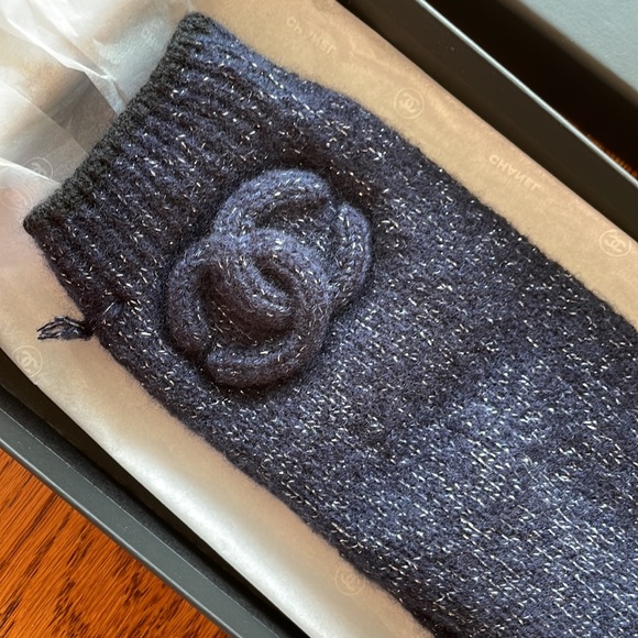 NEW Chanel Cashmere Winter Gloves in Navy Blue and Shimmer - Picture 3 of 4